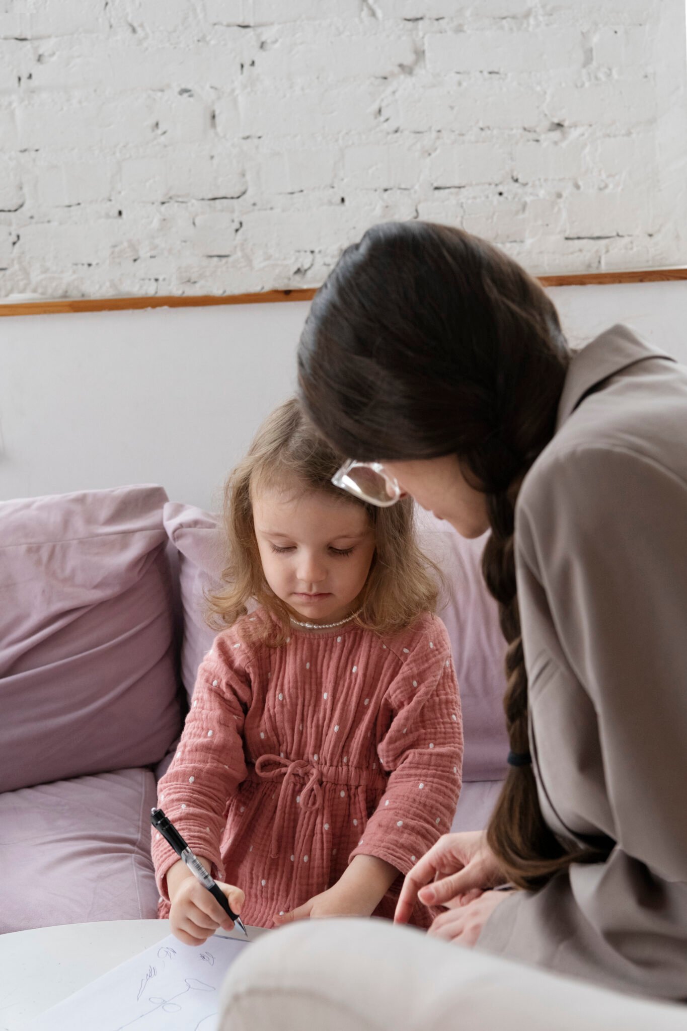 child doing therapy session with psychologist